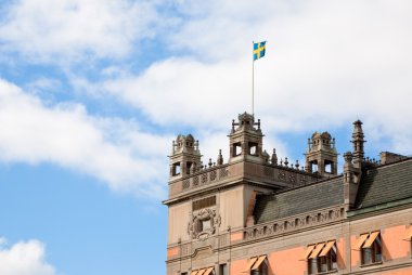 İsveç bayrağı eski Stockholm evin çatı