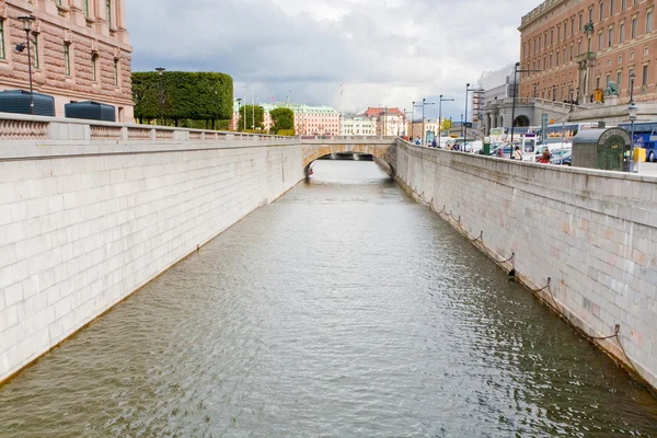Canal d'eau urbain et pont à Stockholm , — Photo