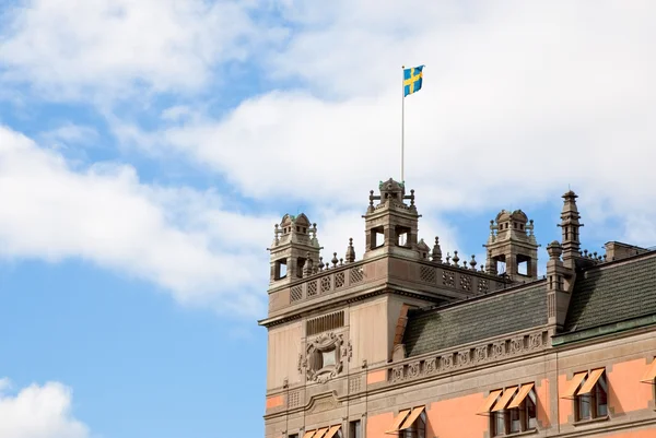 Schwedische Flagge auf dem Dach eines alten Hauses in Stockholm — Stockfoto
