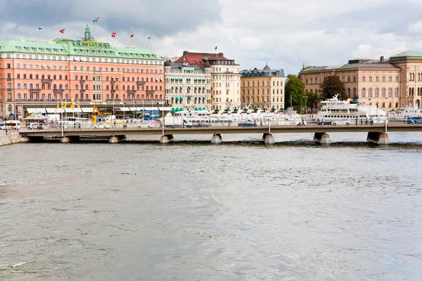 Uitzicht op de waterkant en grand hotel in stockholm — Stockfoto