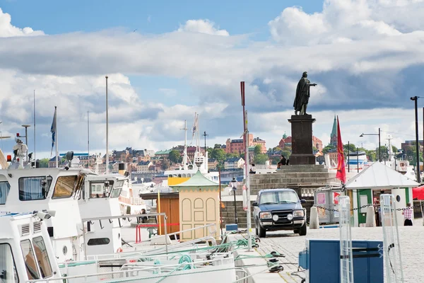 小船在城市海终端，斯德哥尔摩, — 图库照片