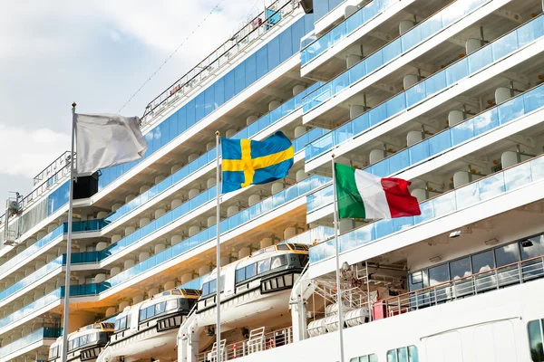 Cruise liner in Stockholm port — Stockfoto