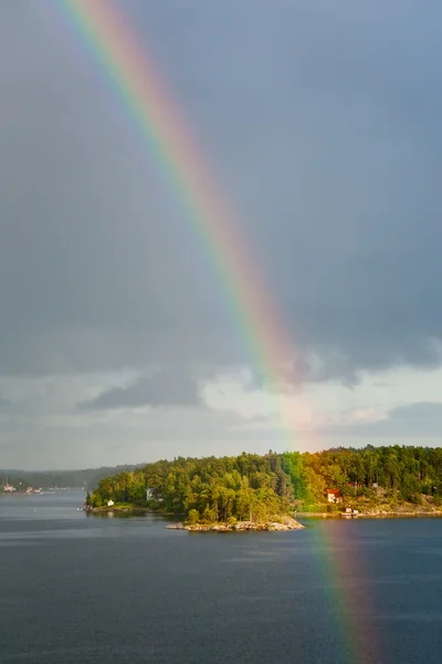 Regenboog in regen tijdens zonneschijn in de Oostzee — Stockfoto
