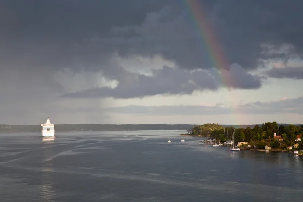 White cruise liner and rainbow — Stockfoto