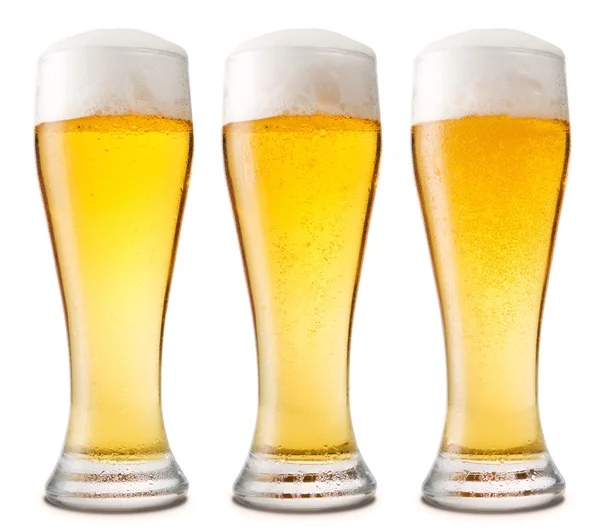 Cerveja em vidro isolado em branco. três opções — Fotografia de Stock