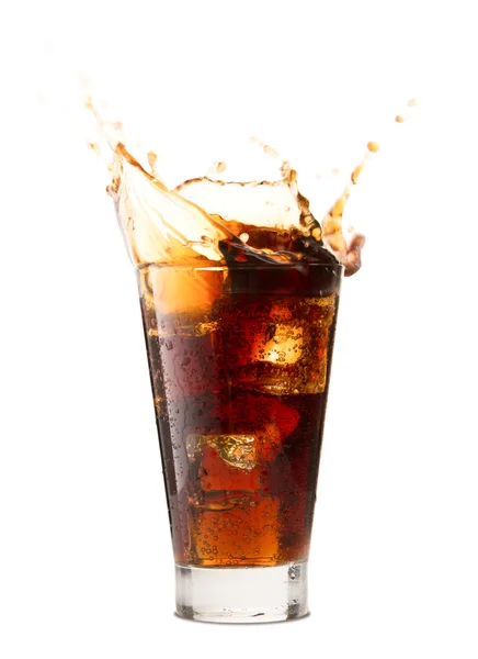 Ice cube wegviel in cola glas en cola spatten — Stockfoto