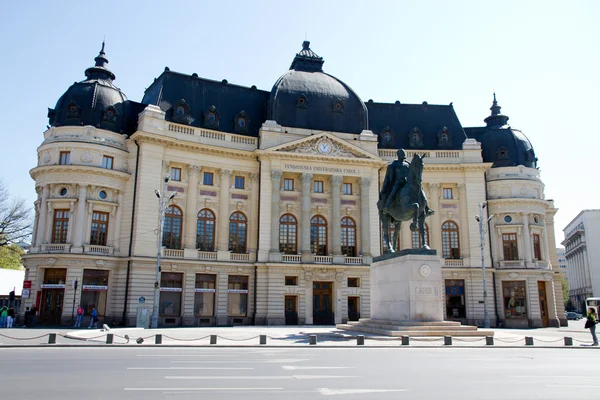Bukurešť - Karel i. socha a zobrazit Ústřední knihovna — Stock fotografie