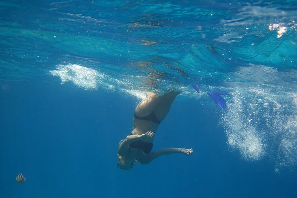 Kvinna på dyket — Stockfoto