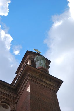 Gökyüzü ve kilise