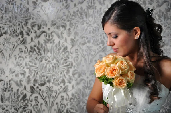 BRIDE LOOKING AT BOUQUET — Stock Photo, Image