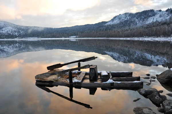 Wooden raft on water iron press pet lake — Stock Photo, Image