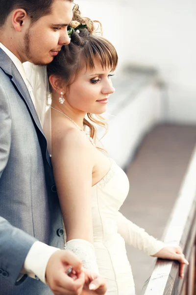 Glad och vacker nygifta — Stockfoto