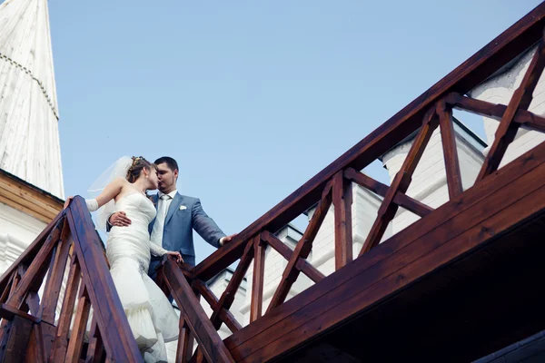 Novomanželé na schodech — Stock fotografie