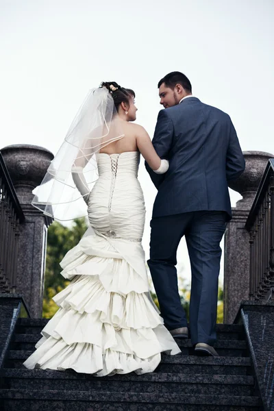 Nowożeńcy na schodach — Zdjęcie stockowe