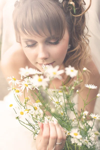Junge glückliche Braut — Stockfoto