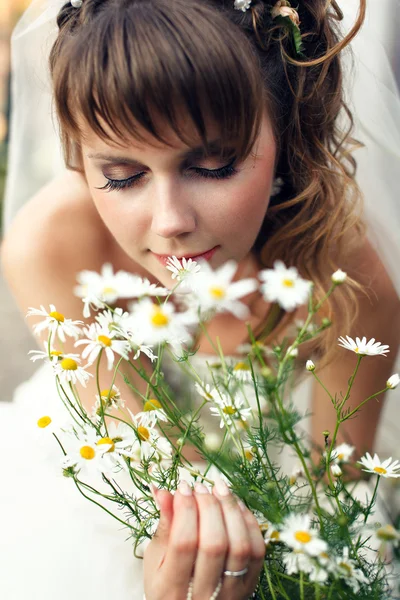 Junge glückliche Braut — Stockfoto