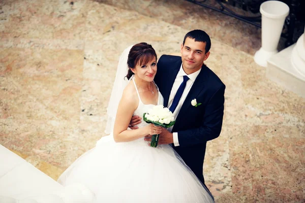 Nowożeńcy objęcia — Zdjęcie stockowe