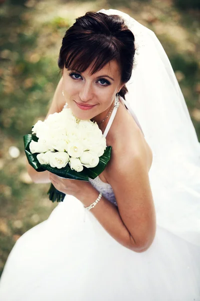 Молодая счастливая невеста — стоковое фото