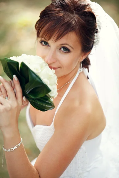 Jonge gelukkige bruid — Stockfoto