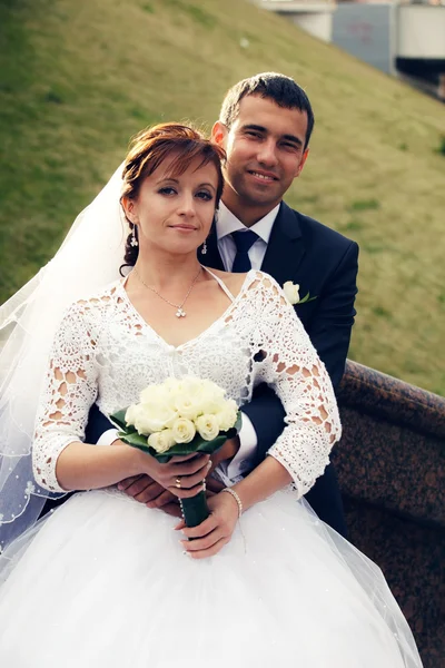 Glad och vacker nygifta — Stockfoto