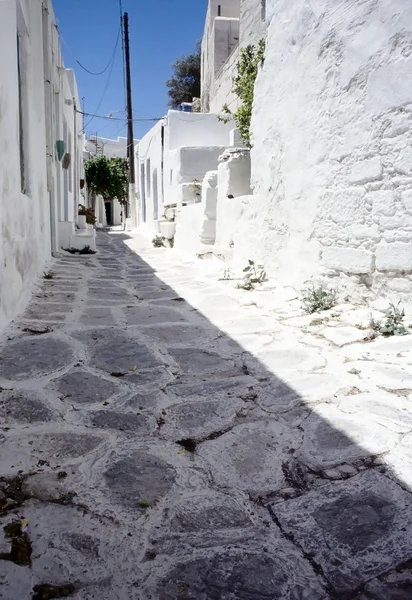 Smalle weg bij het dorp parikia — Stockfoto
