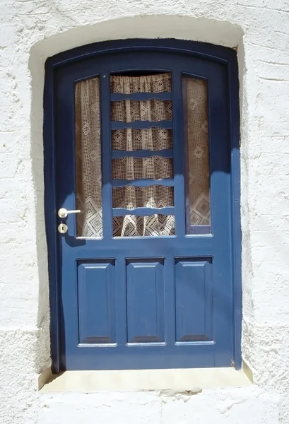 Синій двері у селі місті Parikia — стокове фото