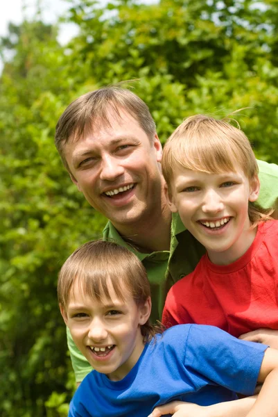 Dad with sons at nature — Stock Photo, Image
