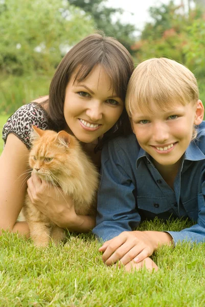 Çocuk ile anne ve kedi — Stok fotoğraf