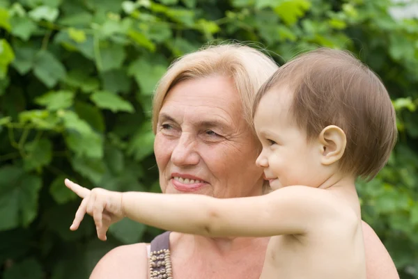 Büyükanne ile bebek — Stok fotoğraf