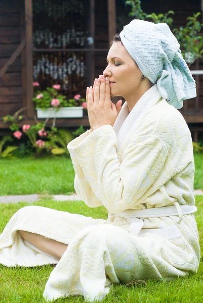 Niedliche Frau betet — Stockfoto