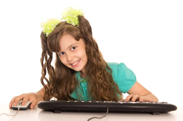 在计算机上的女孩 — 图库照片