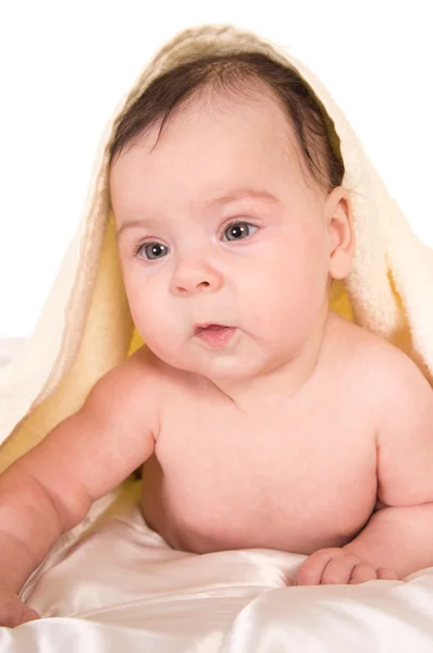 Dziecko pod ręcznik — Zdjęcie stockowe