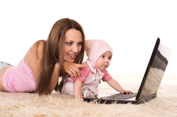 Anne ve bebek laptop — Stok fotoğraf
