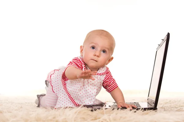 带笔记本电脑的婴儿 — 图库照片
