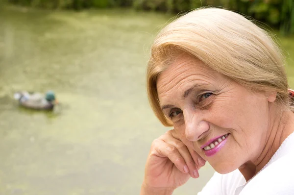 Stara kobieta w wodzie — Zdjęcie stockowe