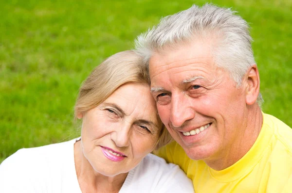 Bejaarde echtpaar op gras — Stockfoto