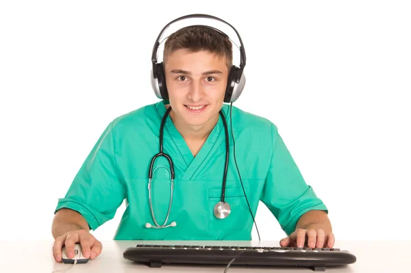 Доктор грає за комп'ютером — стокове фото