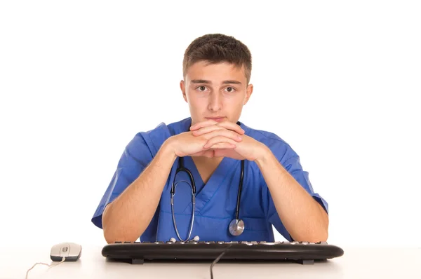 Junger Arzt mit Tastatur — Stockfoto