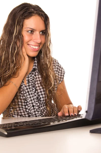 在计算机上的漂亮女孩 — 图库照片