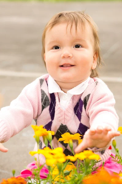 Baby met bloemen — Stockfoto