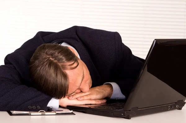 Podnikatel spal v kanceláři — Stock fotografie