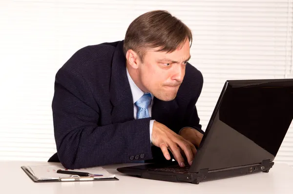 Muž s počítačem — Stock fotografie