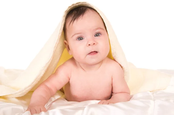 수건 밑에 아기 — 스톡 사진