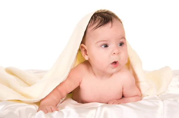 Ребенок под полотенцем — стоковое фото