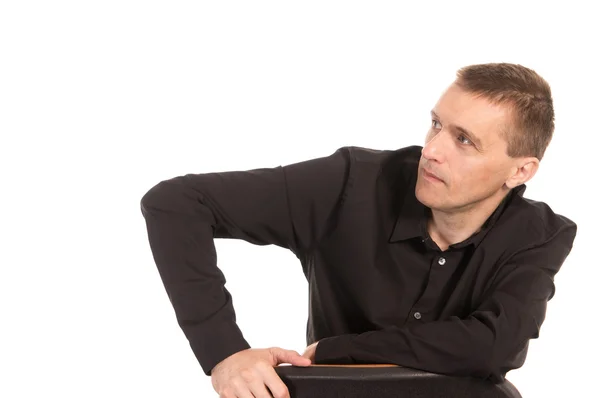 Mann in Schwarz sitzt — Stockfoto