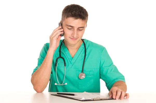 Unga läkare med telefon — Stockfoto
