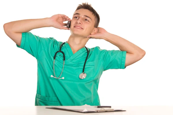 Unga läkare med telefon — Stockfoto