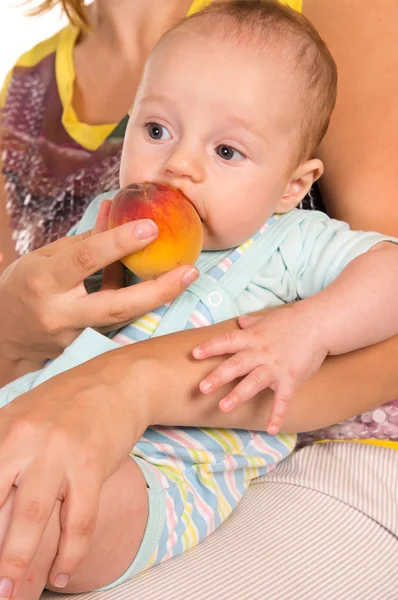 Barnet med persika — Stockfoto