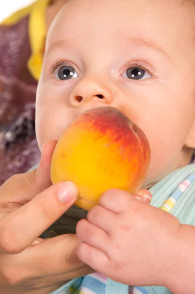 Barnet med en persika — Stockfoto