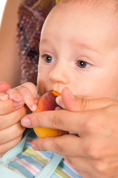 Baby mit einem Pfirsich — Stockfoto